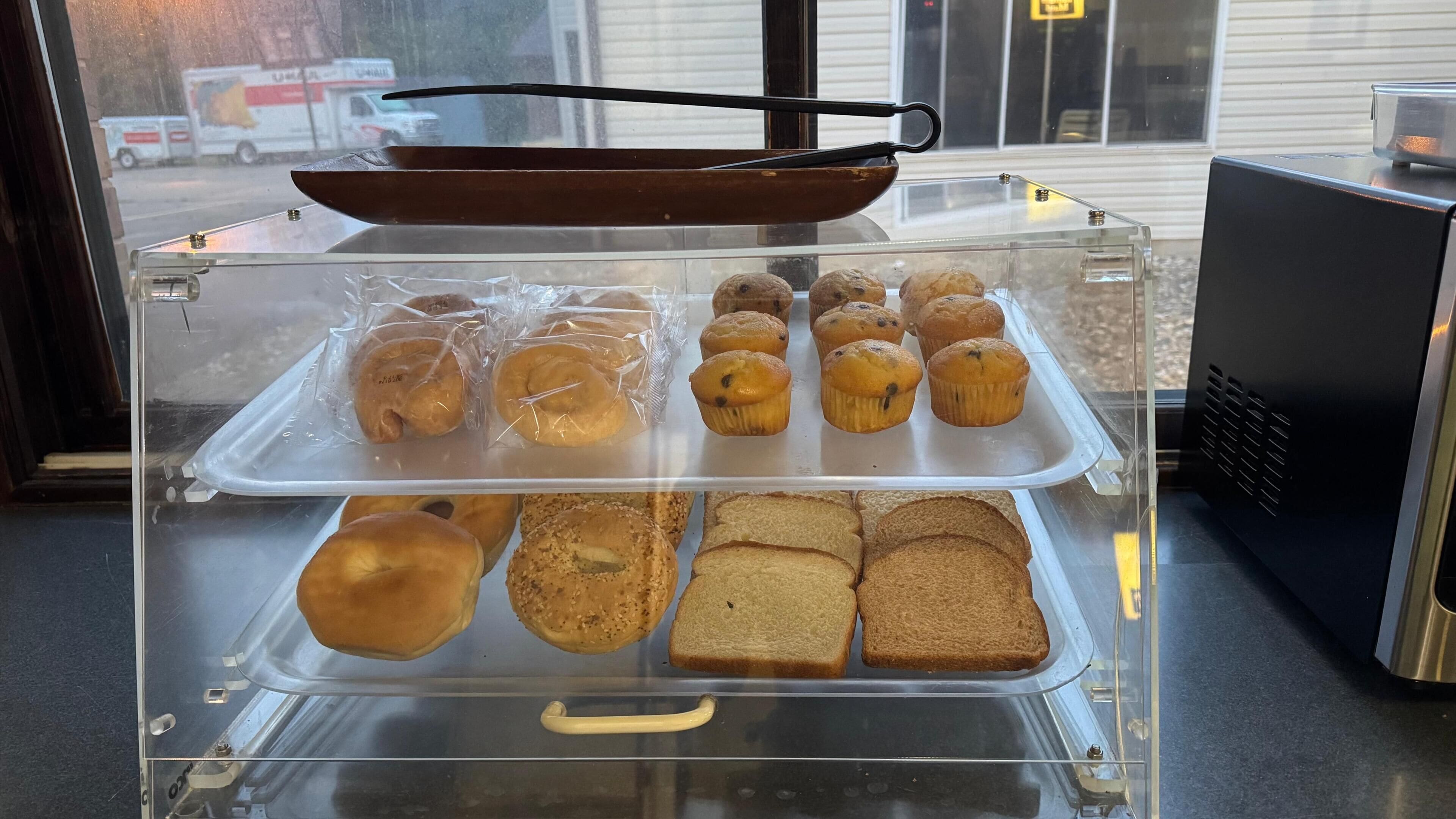 Une vitrine de boulangerie où sont exposés divers produits de boulangerie.