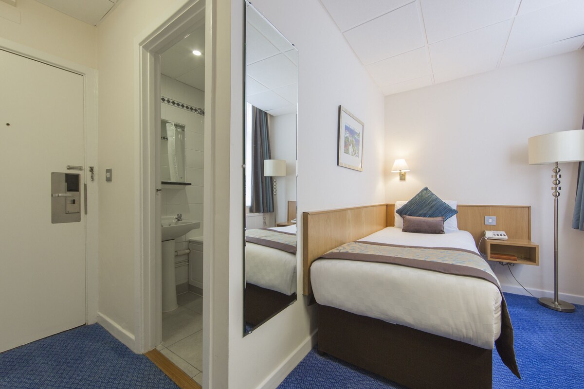 Standard Single Room | In-room safe, desk, laptop workspace, iron/ironing board