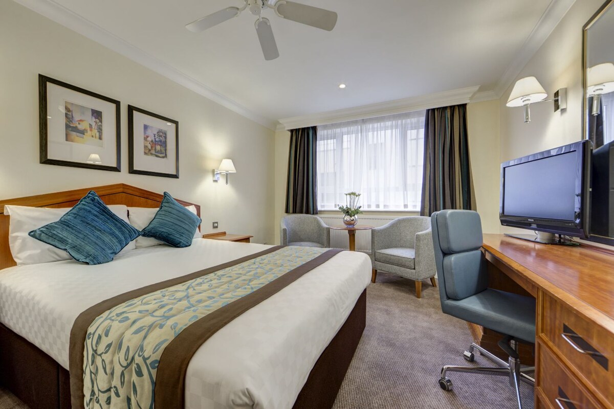 Deluxe Double Room, 1 Double Bed | In-room safe, desk, laptop workspace, iron/ironing board