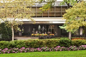 Un edificio con un letrero que dice THE RITTEN HOUSE.