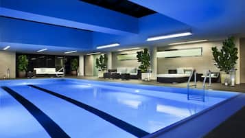 Piscine couverte, chaises longues