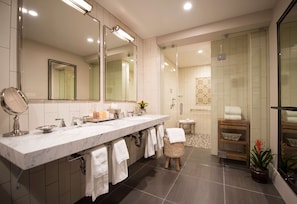 Een douche, designer toiletartikelen, een haardroger, badjassen