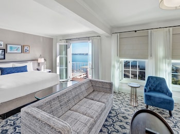 Junior Suite (Classic King, Ocean) | Premium bedding, minibar, in-room safe, desk at La Valencia Hotel