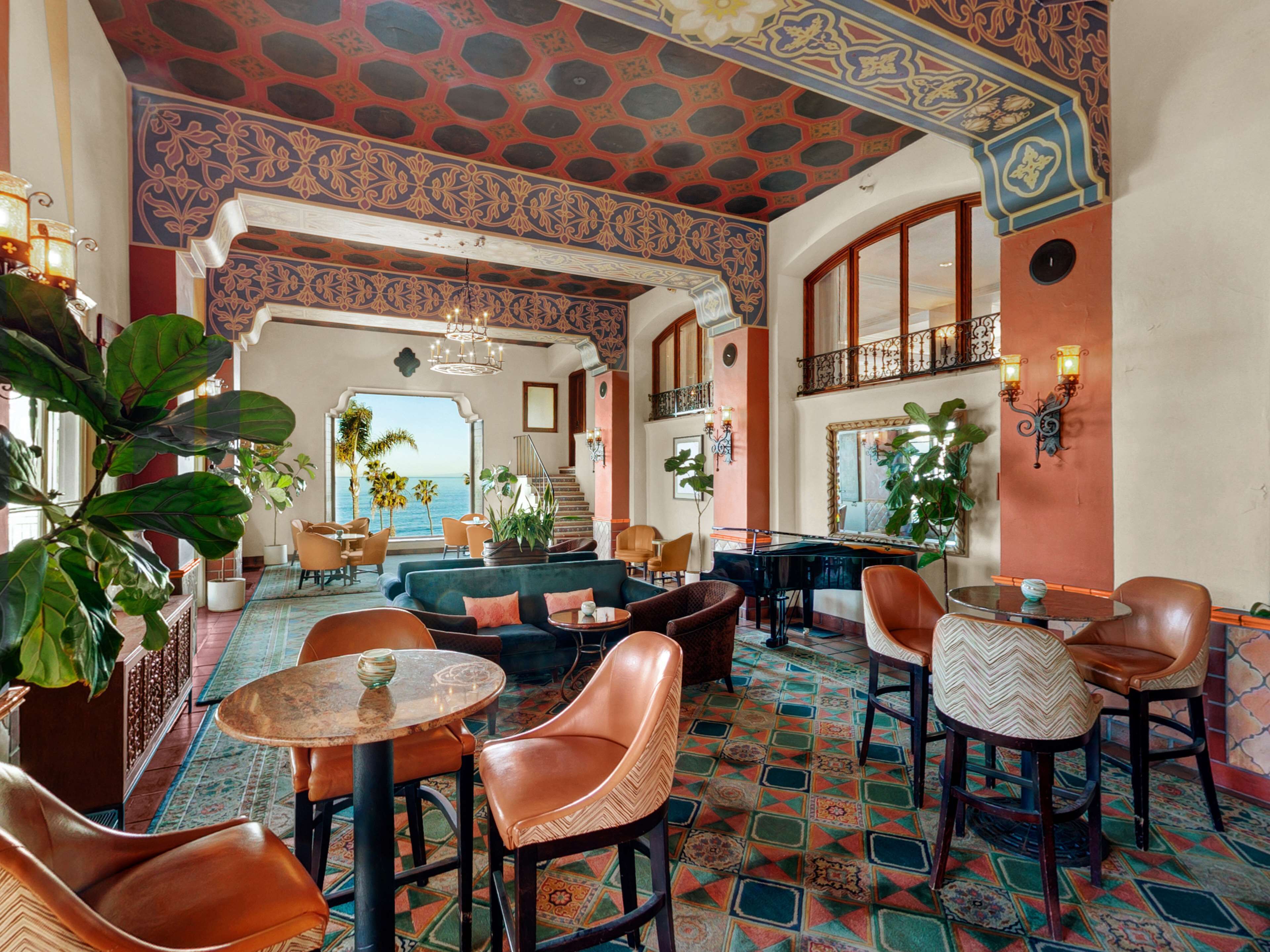 2 Bars/Lounges, Piano-Bar