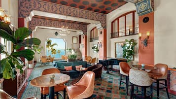 2 Bars/Lounges, Piano-Bar
