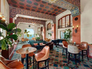 2 bars/lounges, piano bar - La Valencia Hotel (La Jolla)