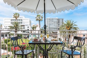 2 restaurants, serveren ontbijt, lunch, moderne Europese gerechten