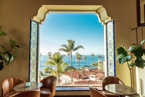 2 restaurants, serveren ontbijt, lunch, moderne Europese gerechten