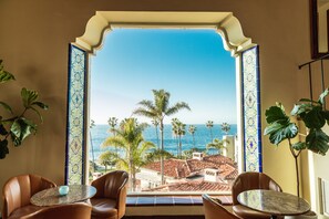 2 Restaurants, Frühstück, Mittagessen, moderne, europäische Küche