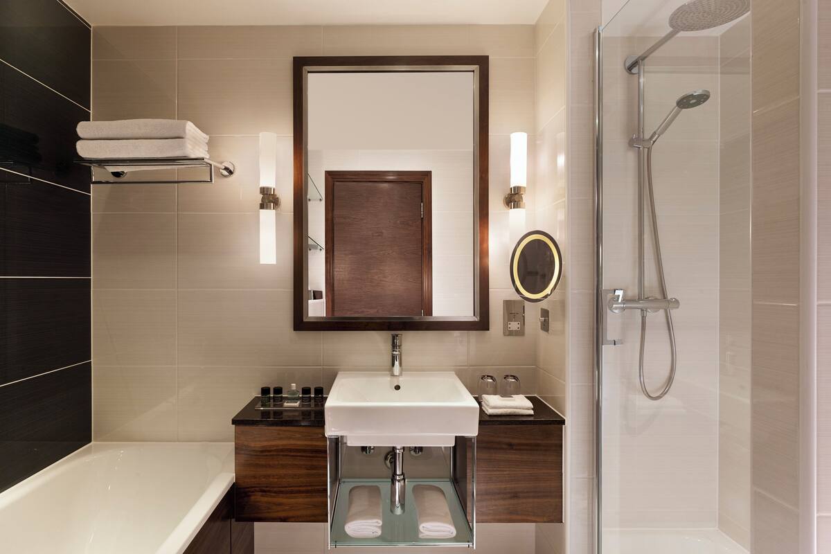 combined shower/bathtub, deep-soaking bathtub, free toiletries