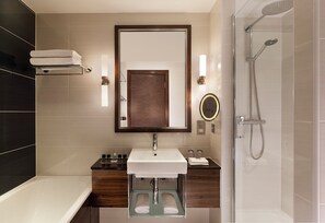 Combined shower/bathtub, deep-soaking bathtub, free toiletries - Crowne Plaza London- Gatwick Airport by IHG (Crawley)