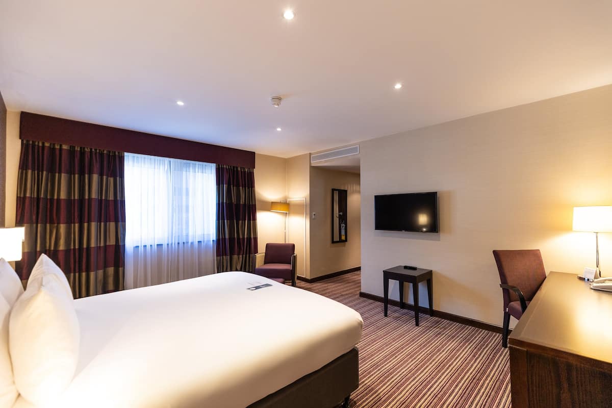 Premium Room, 1 Queen Bed | In-room safe, desk, blackout curtains, soundproofing