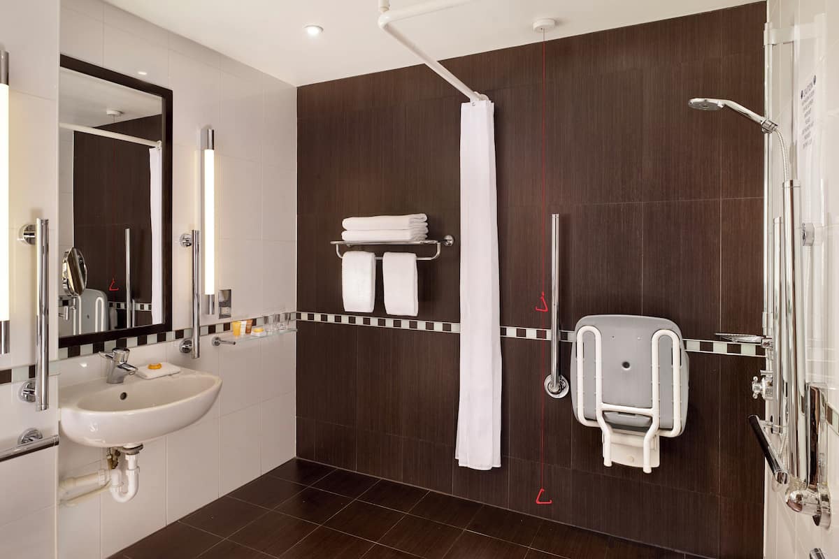 Standard Room, 1 Double Bed, Accessible | Bathroom | Combined shower/bathtub, deep-soaking bathtub, free toiletries