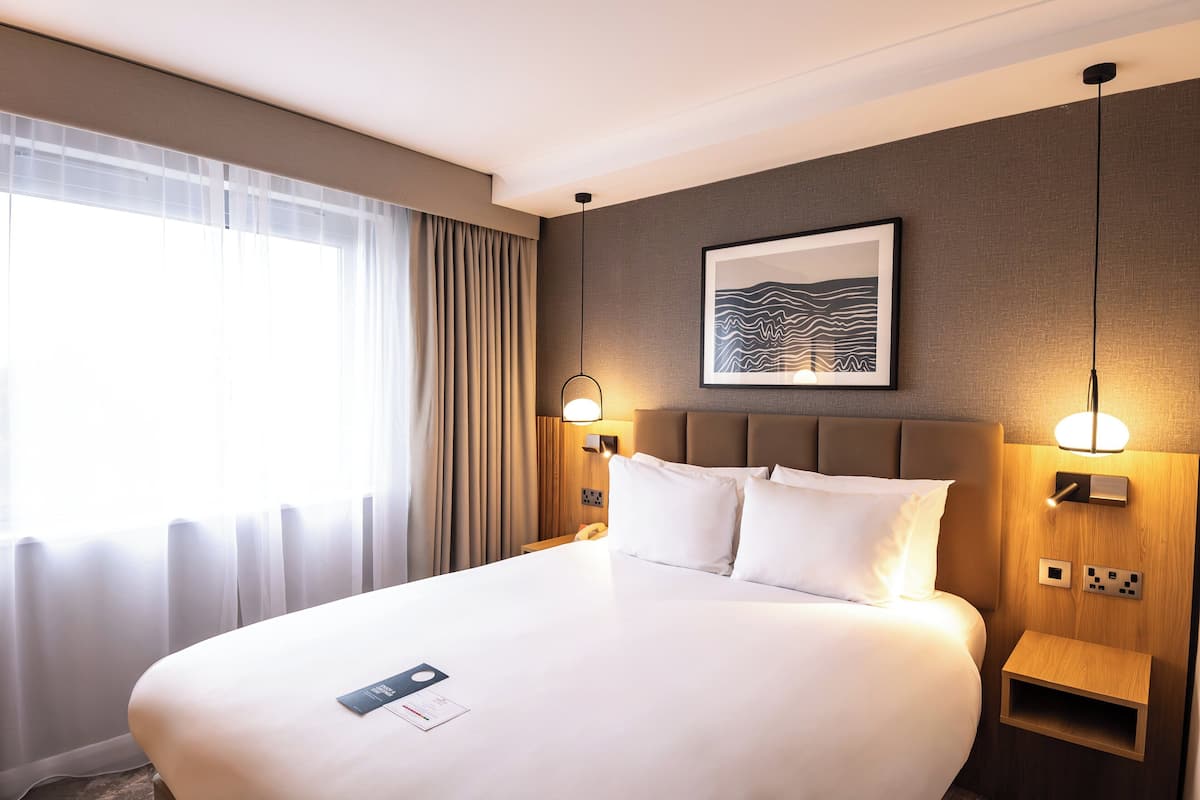 Standard Room, 1 Queen Bed | In-room safe, desk, blackout curtains, soundproofing