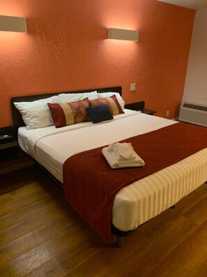 Blendingsgardiner, strykejern/-brett, wi-fi (inkludert) og sengetøy