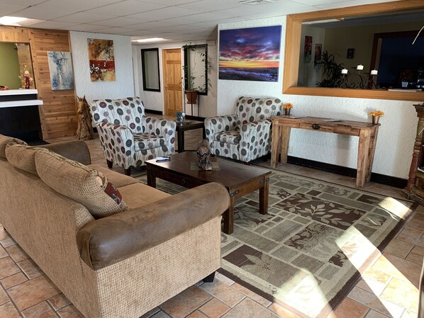 Lobby sitting area - Scottsbluff Inn (Scottsbluff)
