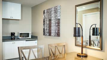 Két bảo mật tại phòng, bàn, màn/rèm cản sáng, bàn ủi/dụng cụ ủi quần áo