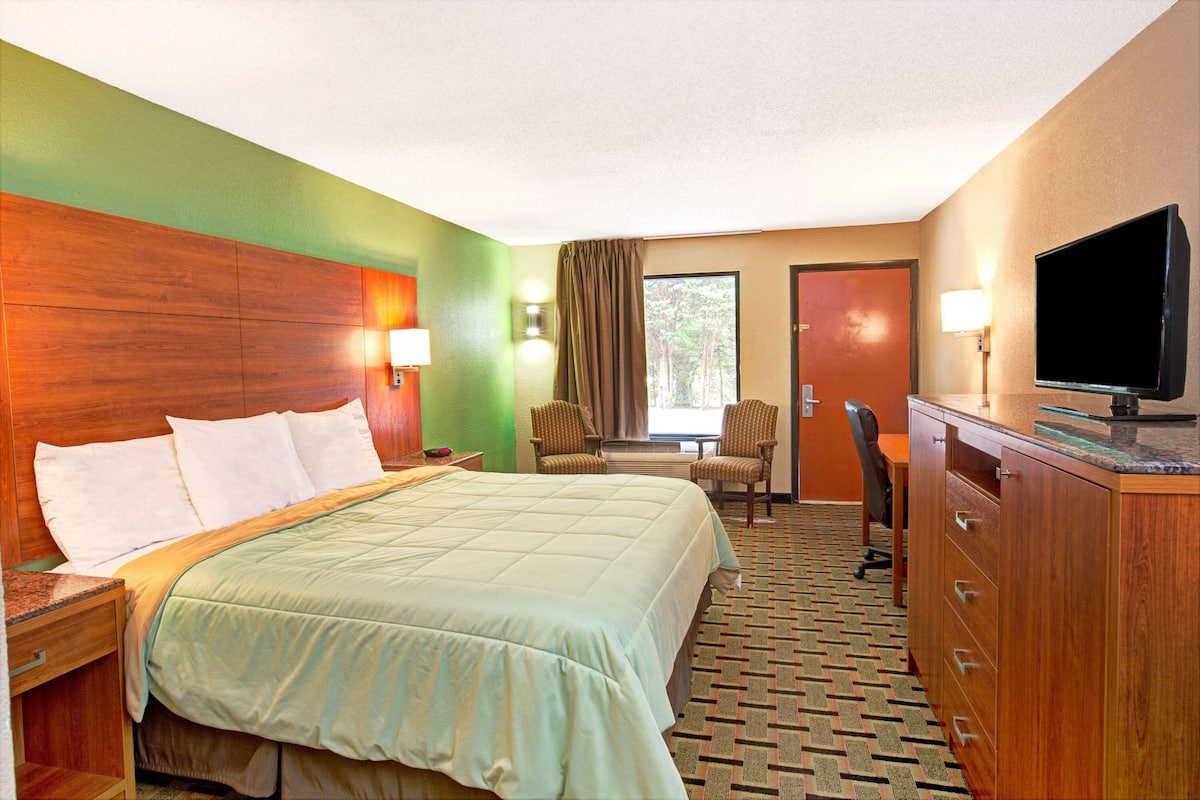 In-room safe, desk, iron/ironing board, rollaway beds