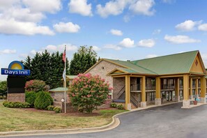 Exterior - Days Inn by Wyndham Conover-Hickory (Newton)