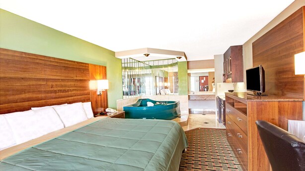 خزنة داخل الغرفة ومكتب ومكواة/لوح كي وأسرّة قابلة للطي