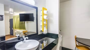 Combined shower/bathtub, towels