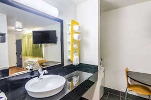 Combined shower/bathtub, towels