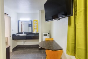 Combined shower/bathtub, towels