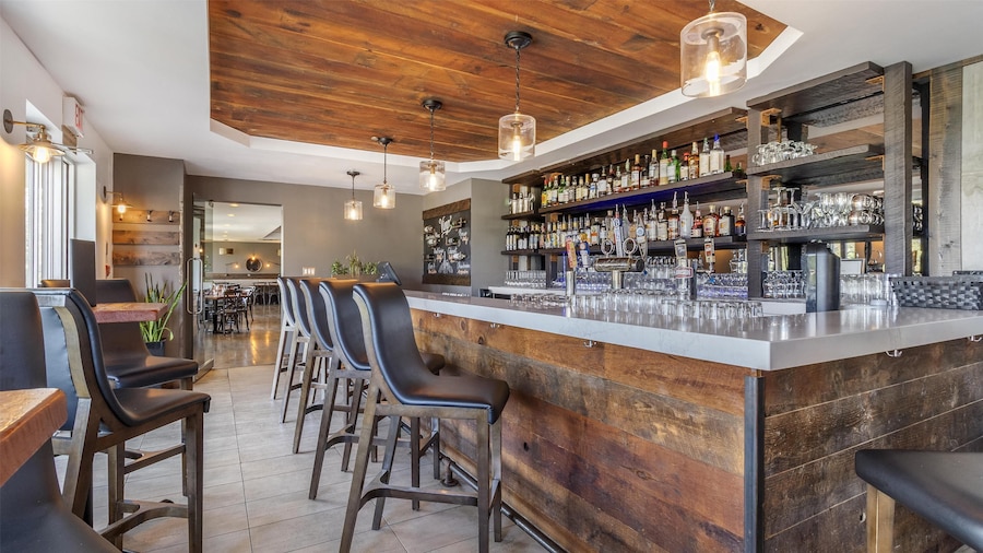 Best Western Plus Chocolate Lake Hotel