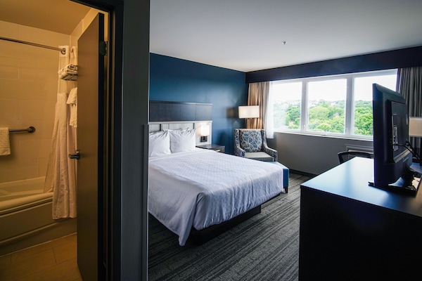 1 bedroom, premium bedding, pillowtop beds, in-room safe