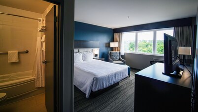 Best Western Plus Chocolate Lake Hotel