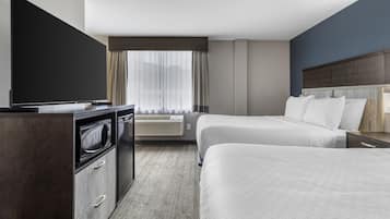 Premium-sengetøj, senge med topmadrasser, pengeskab på værelset