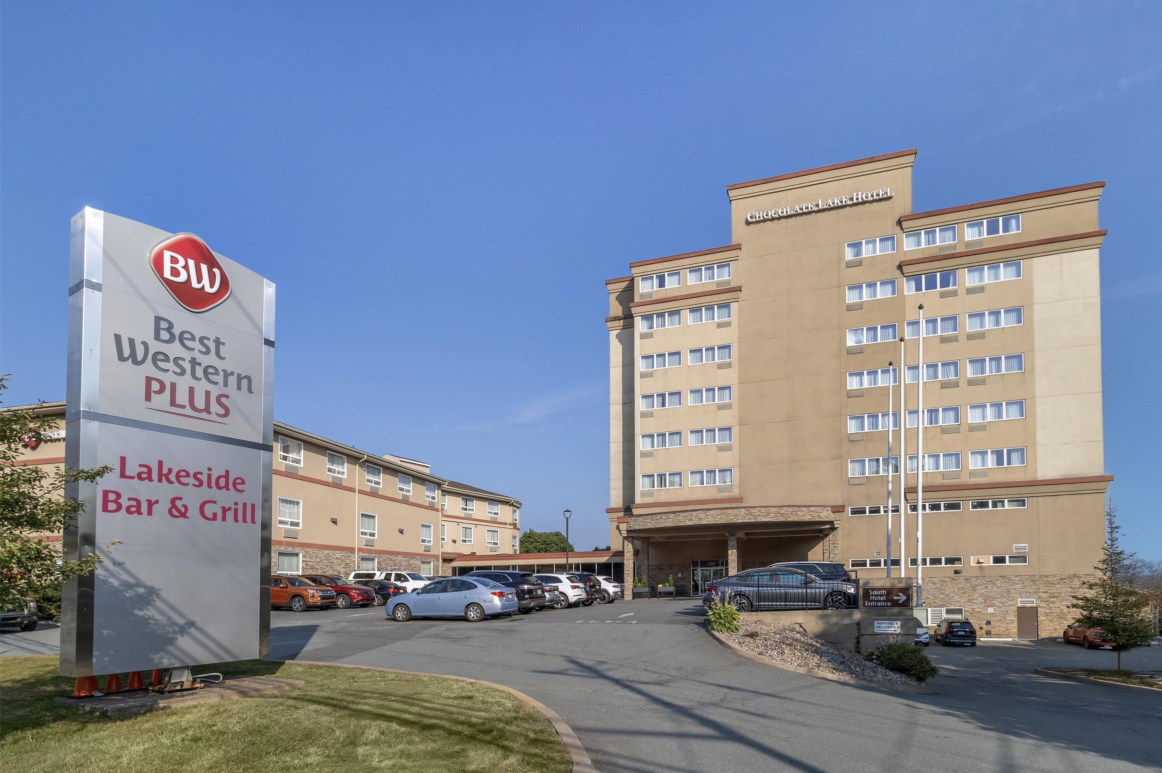 Een hotel met een bordje voor Best Western Plus en Lakeside Bar & Grill.