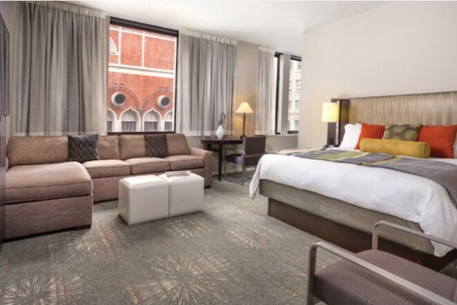 Hochwertige Bettwaren, Daunenbettdecken, Zimmersafe, Schreibtisch