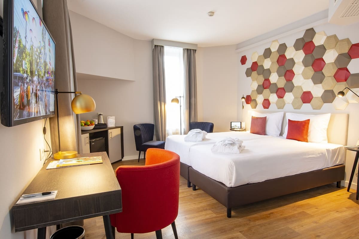 Chambre supérieure double ou avec lits jumeaux | Literie de qualité, lit avec matelas Select Comfort, coffre-fort