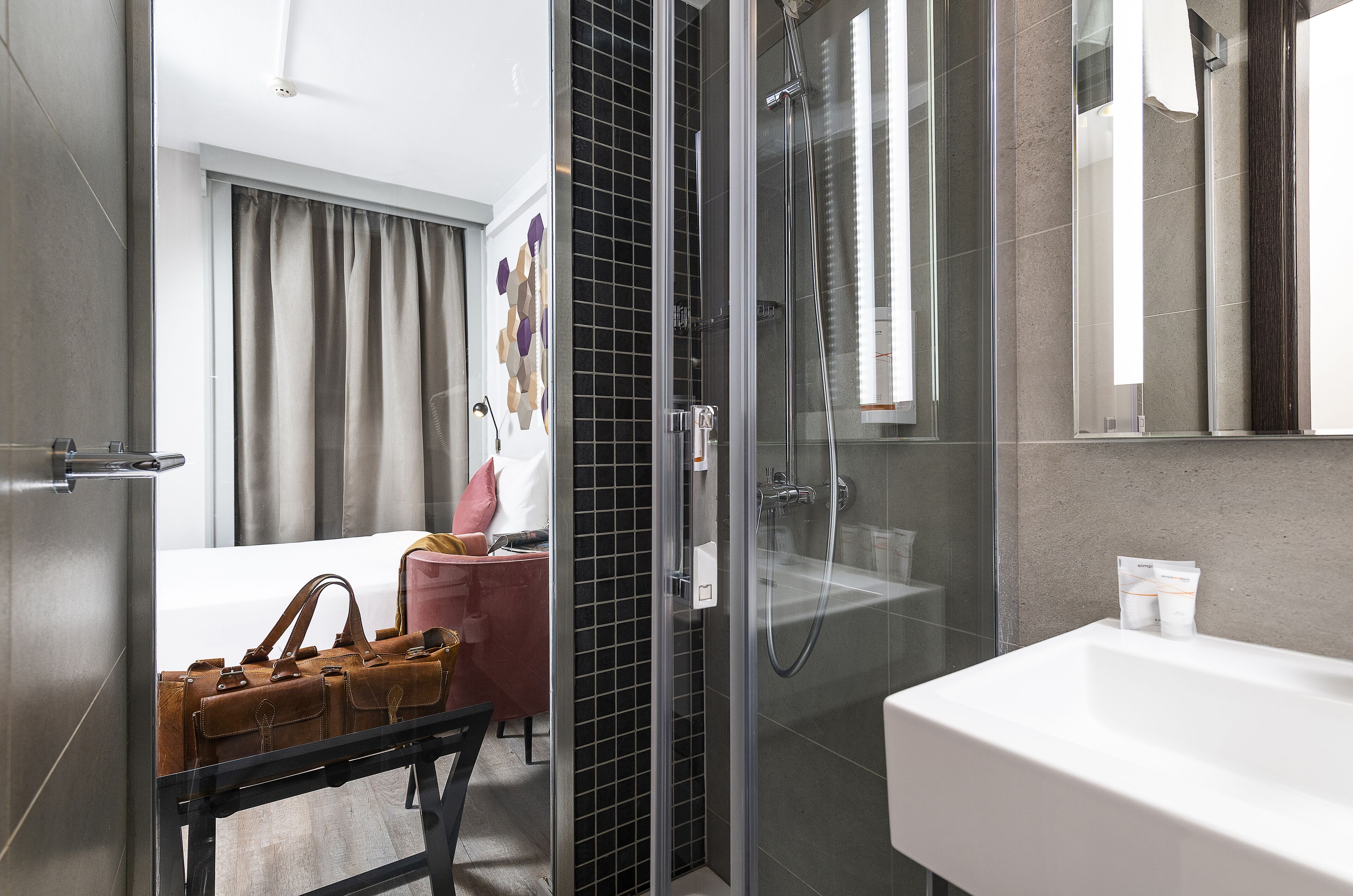 comfort single room | bathroom | eco-friendly toiletries, hair dryer, towels, toilet paper