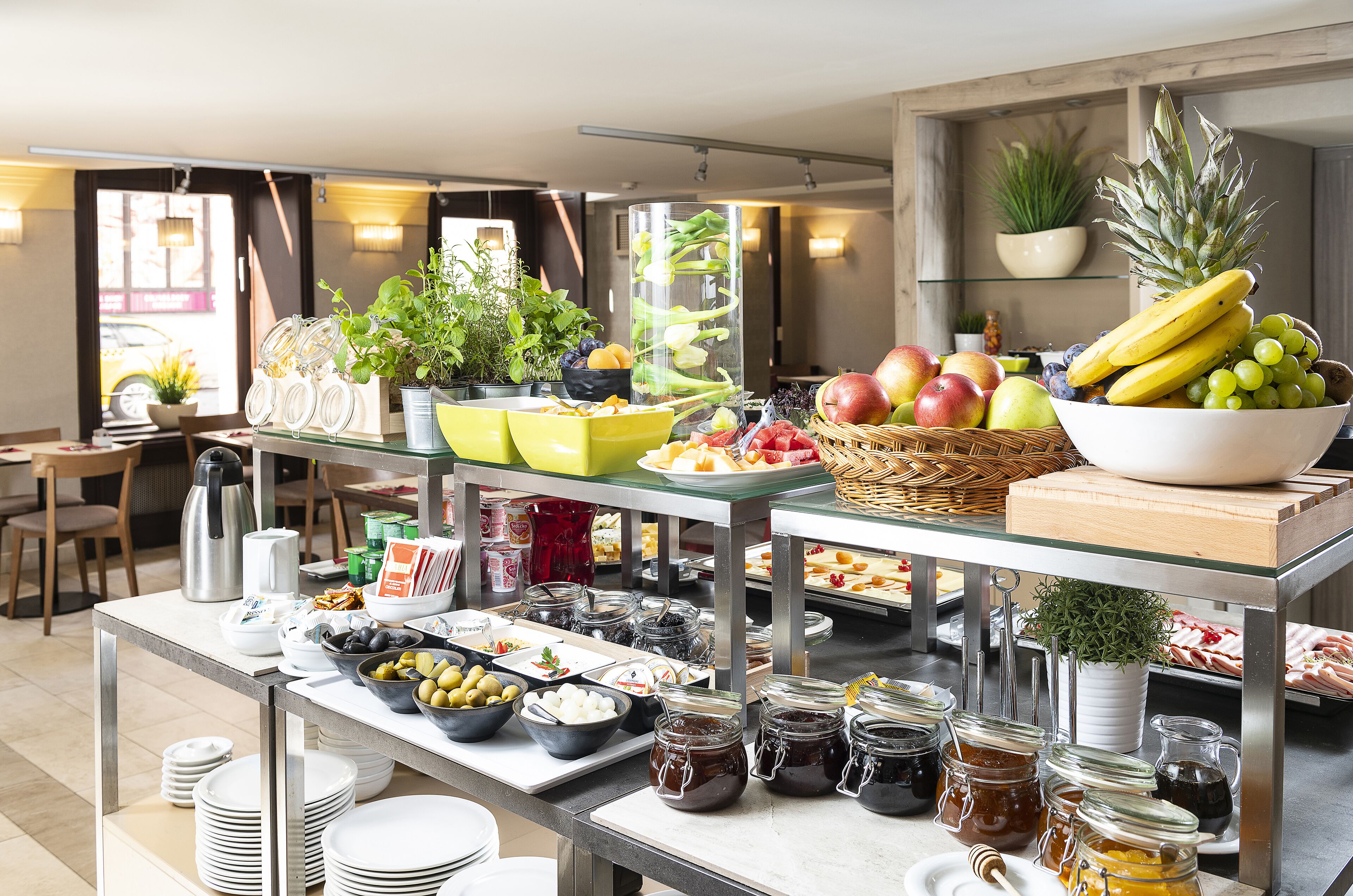 Tägliches Frühstücksbuffet (12 EUR pro Person)