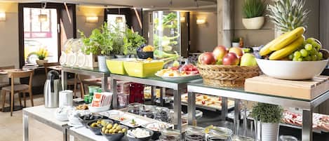 Petit déjeuner buffet (12 EUR par personne)