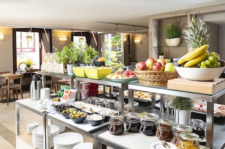 Café da manhã com buffet diário (EUR 12 por pessoa) . Three Corners Hotel Art