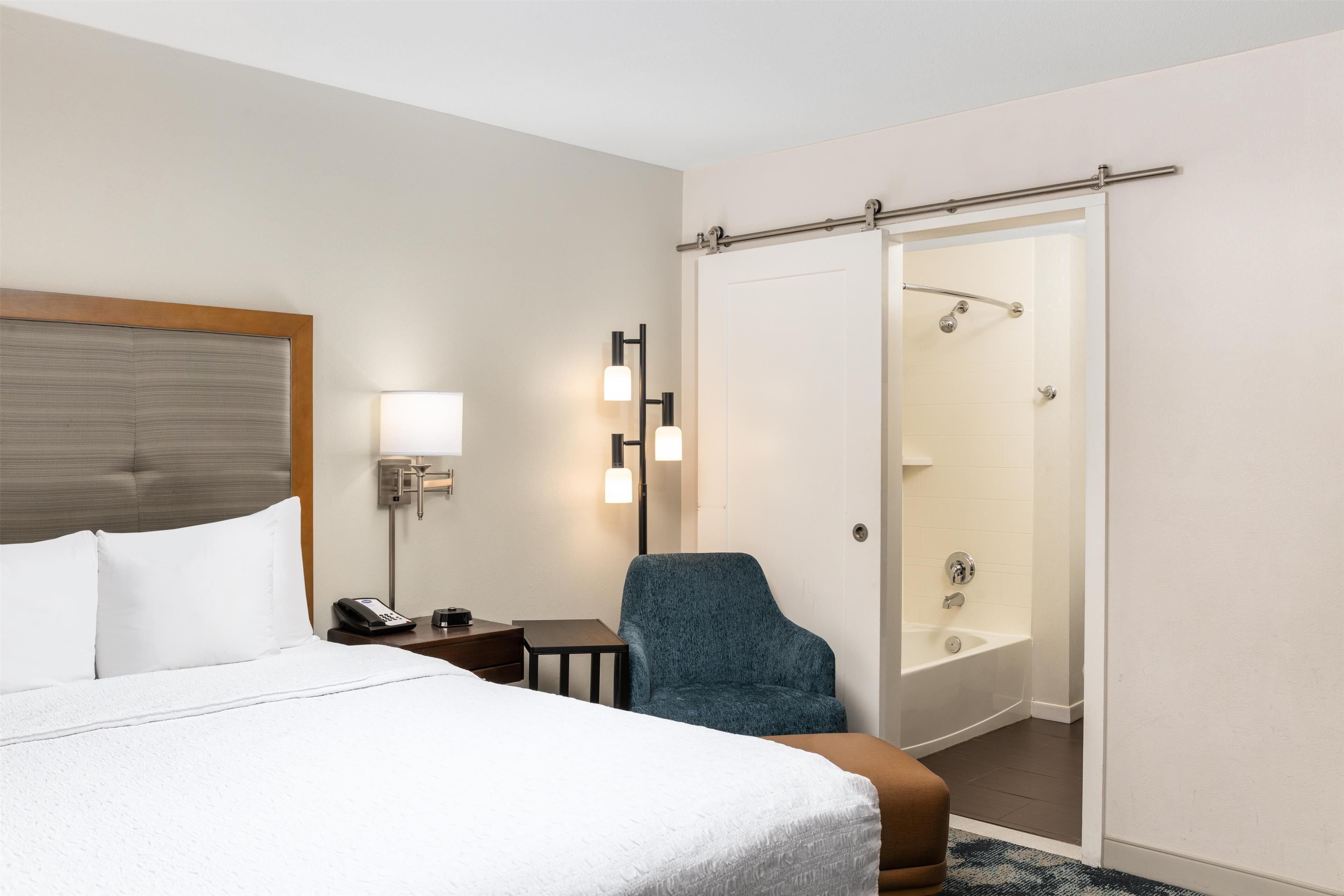 standard room, 1 queen bed | in-room safe, desk, iron/ironing board, free cots/infant beds