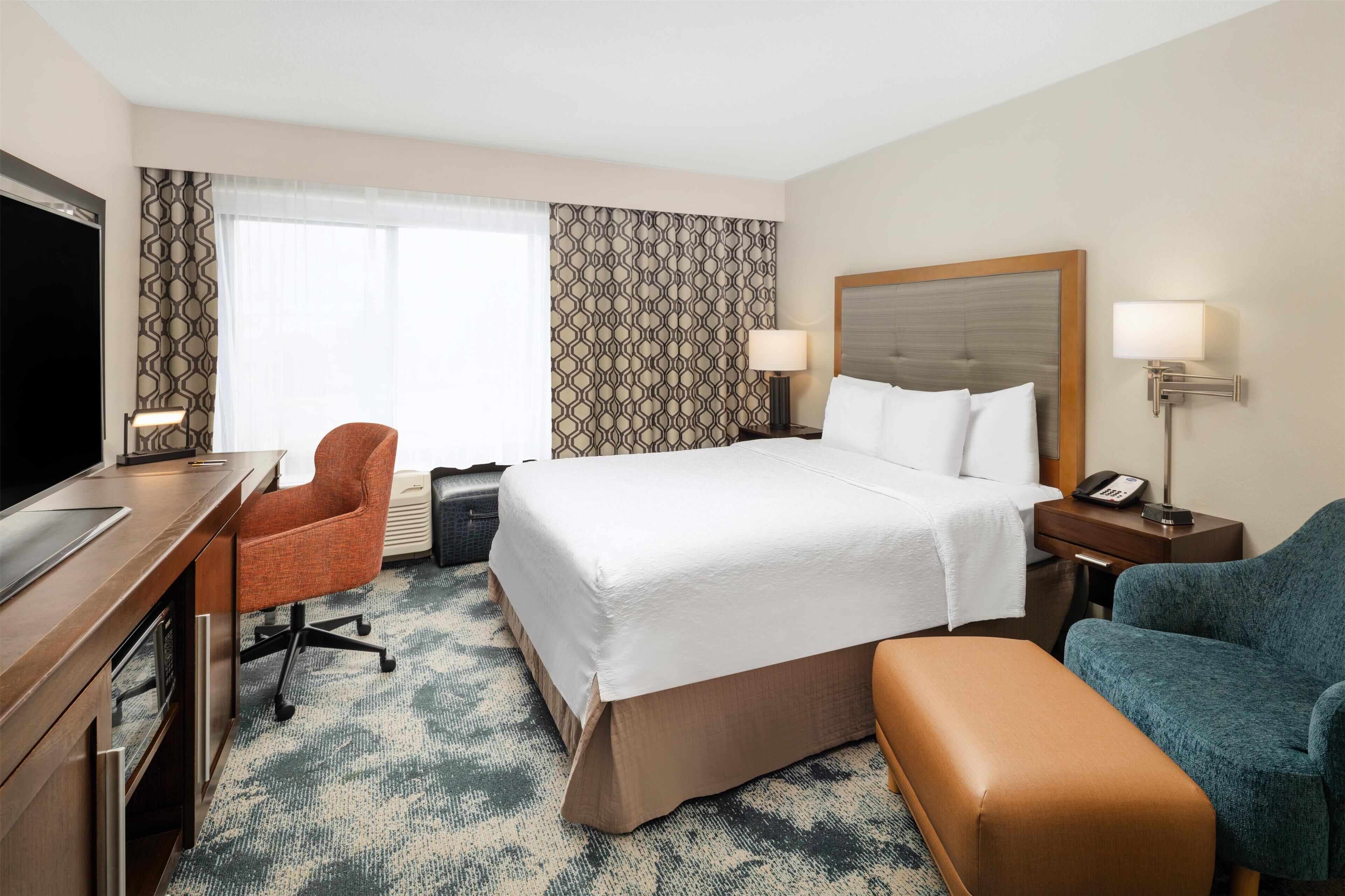 standard room, 1 queen bed | in-room safe, desk, iron/ironing board, free cots/infant beds