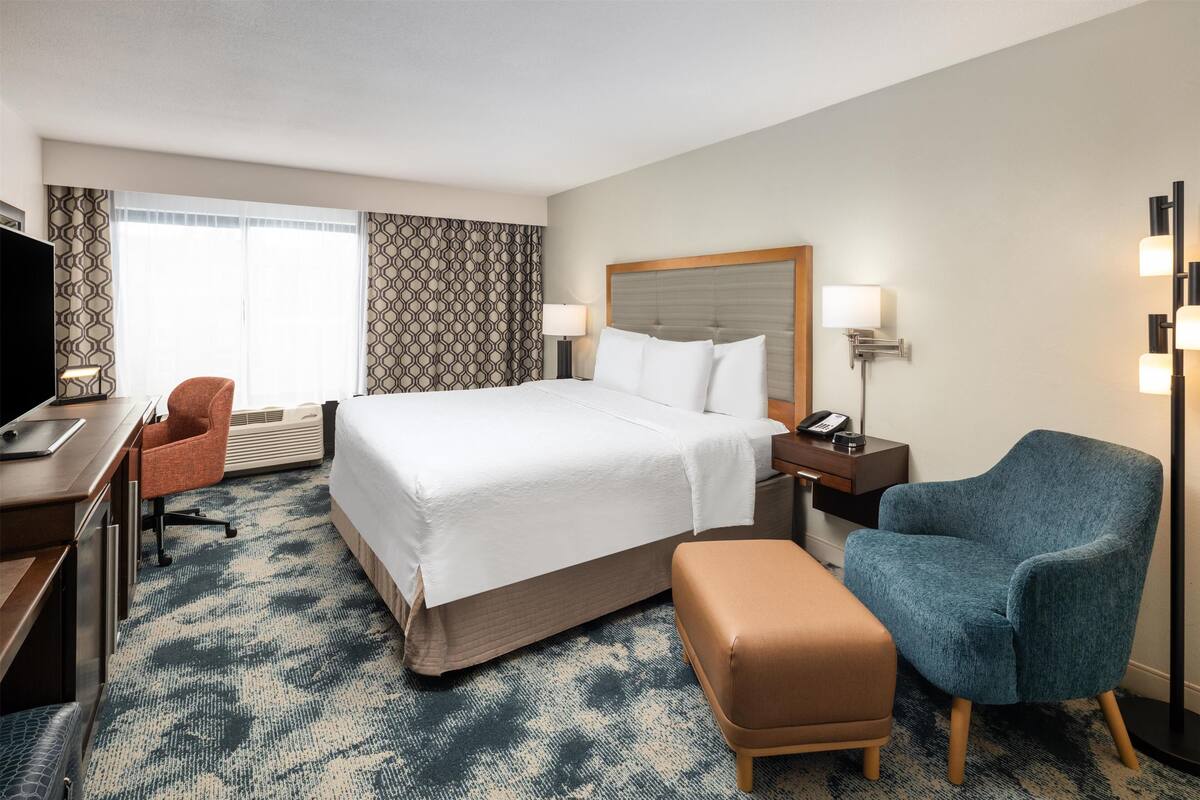 1 KING BED NONSMOKING | In-room safe, desk, iron/ironing board, cribs (free)