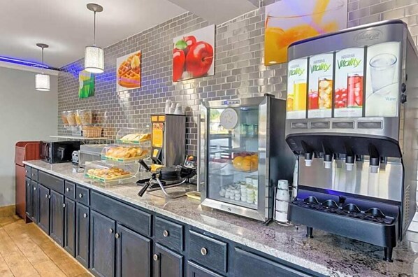 早餐，供應午餐和晚餐