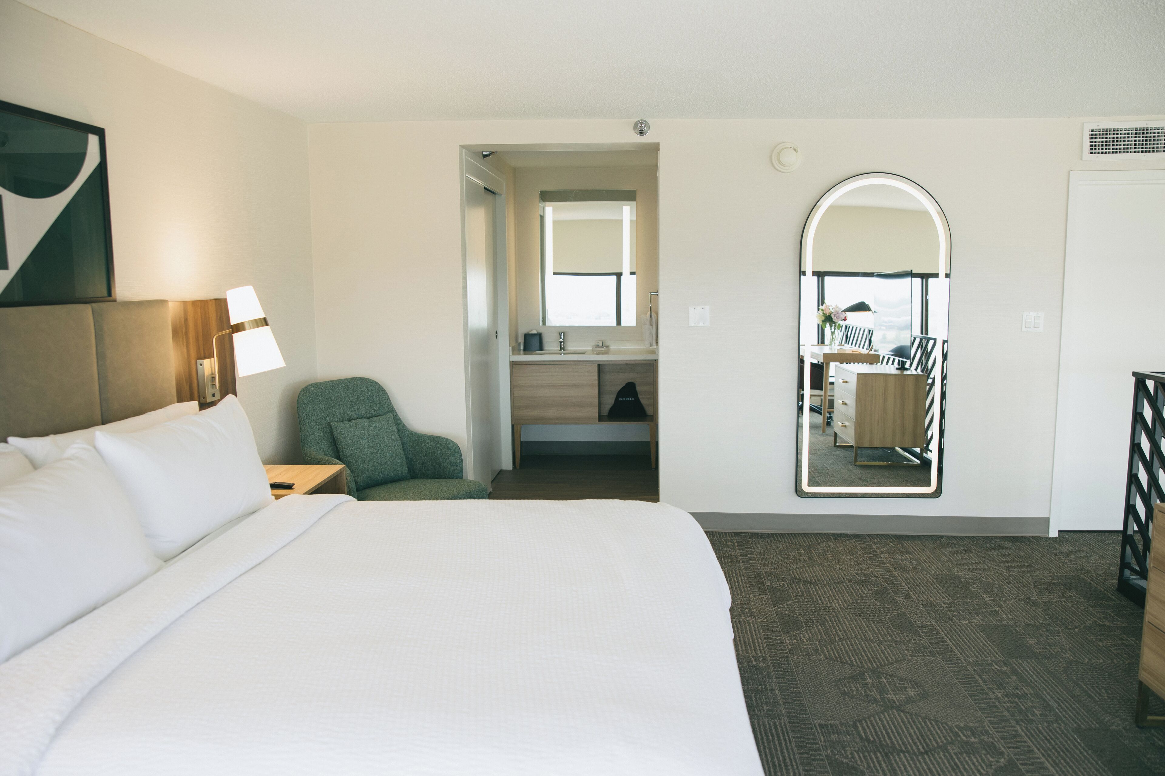 suite, 1 bedroom, kitchen (penthouse with airport view) | premium bedding, down duvets, desk, laptop workspace