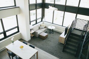 Svíta - 1 svefnherbergi - eldhús (Penthouse) | Rúmföt af bestu gerð, dúnsængur, skrifborð, vinnuaðstaða fyrir fartölvur