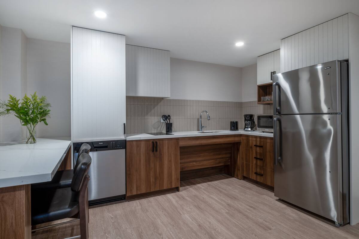 studio suite, 1 king bed, non smoking, kitchen (transfer shower) | private kitchenette | full-sized fridge, microwave, stovetop, dishwasher