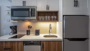 Una cocina moderna equipada con microondas, tostadora, lavavajillas y refrigerador.