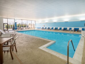 Piscine intérieure, accès possible de 8 h à 22 h, chaises longues