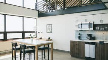 Svit - 1 sovrum - kök (Penthouse with Airport View) | Sängtillbehör av högsta kvalitet, duntäcken och skrivbord