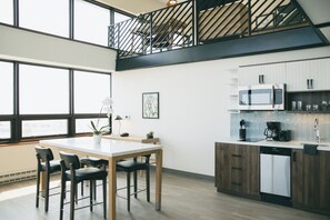Suite, 1 camera da letto, cucina (Penthouse with Airport View) | Biancheria da letto di alta qualità, copriletto in piuma, una scrivania
