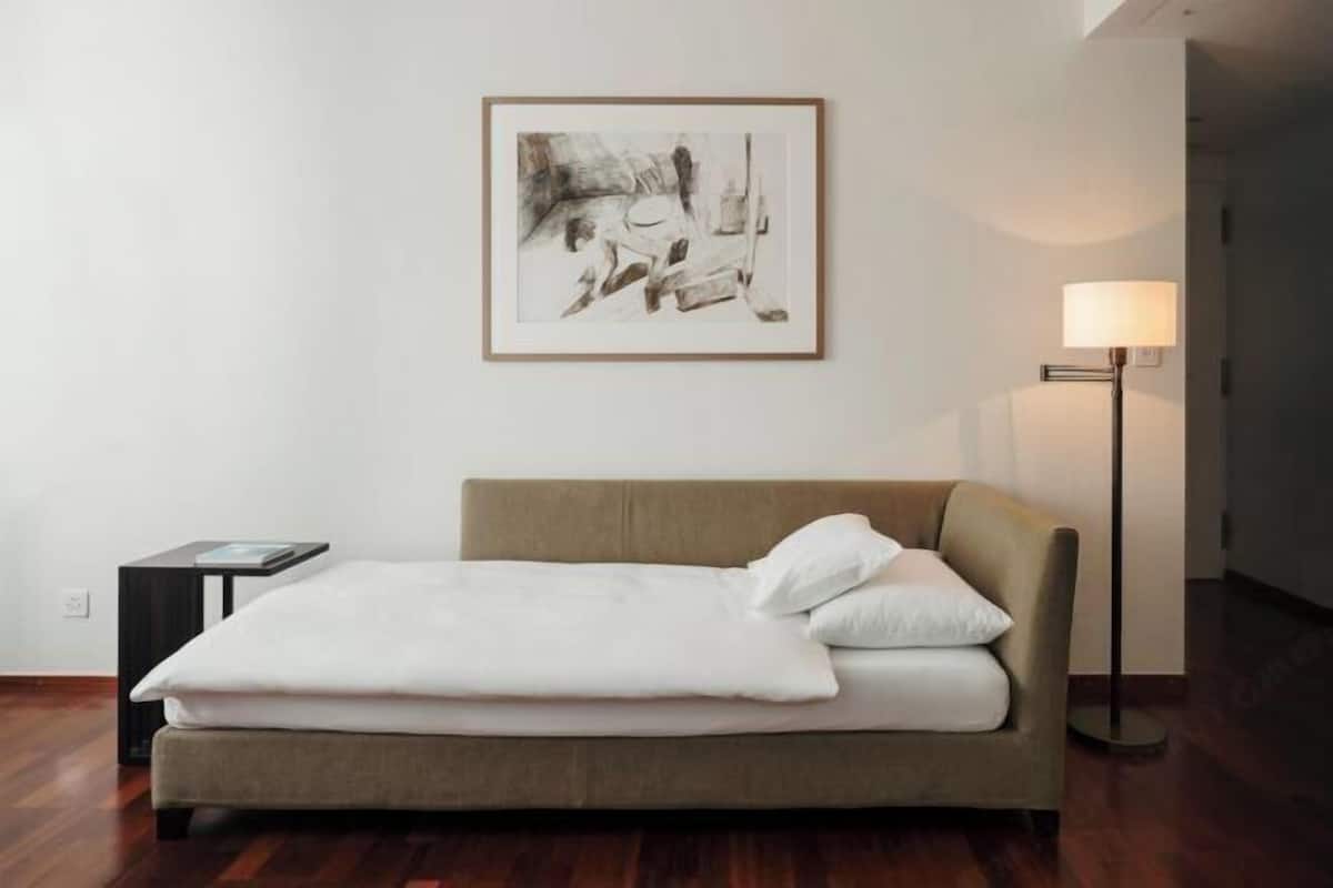 Hypo-allergenic bedding, down comforters, minibar, in-room safe